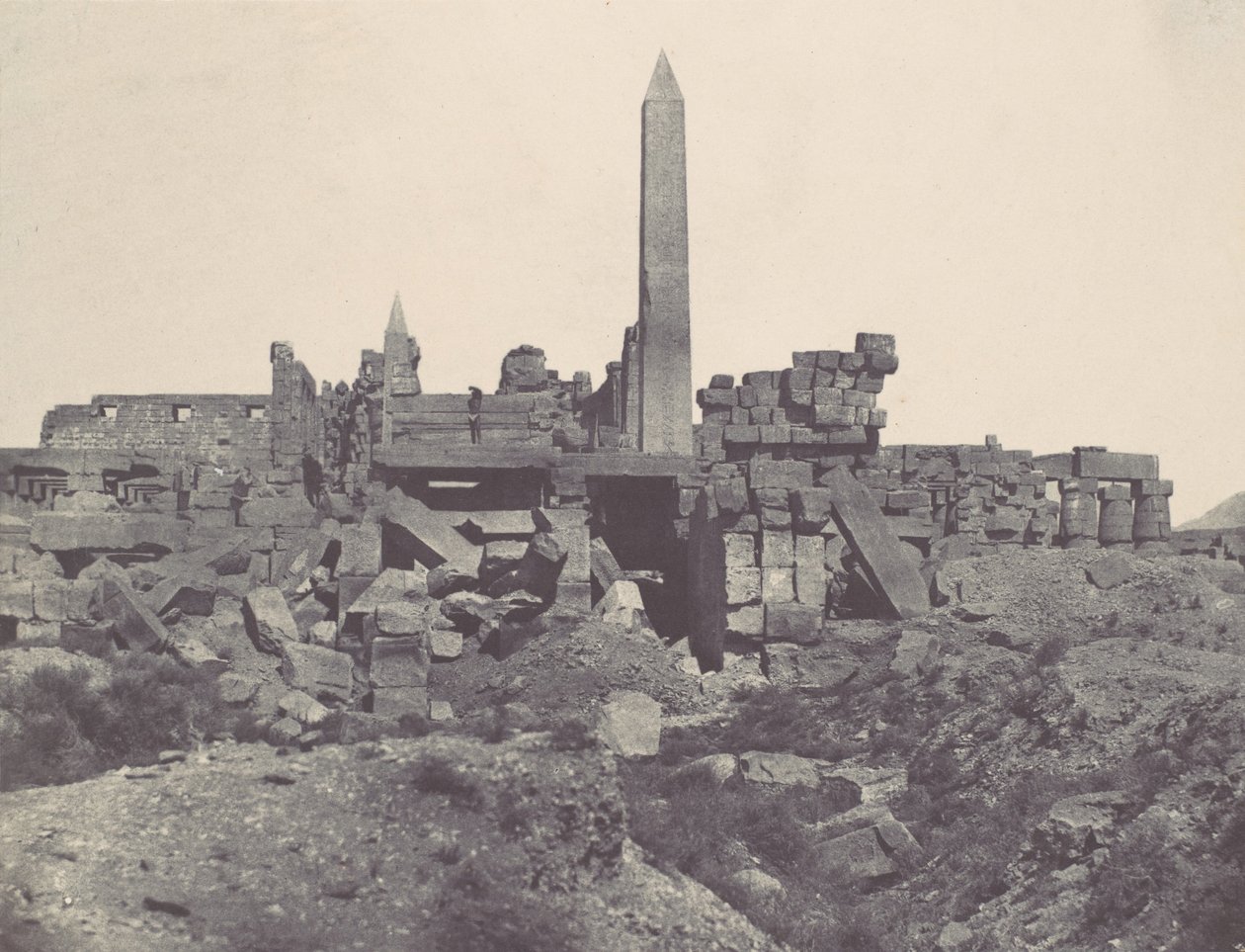 Teby. Pałac w Karnaku. Granitowe Sanktuarium i Sala Hypostyle, 1850. autorstwa Maxime Du Camp