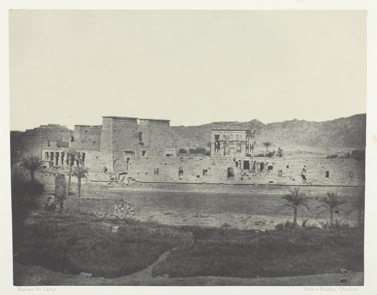 Widok zaczerpnięty z wyspy Beghé, Patrząc na zachód, Philoe, Nubia, 184951, wydrukowany w 1852 r. autorstwa Maxime Du Camp