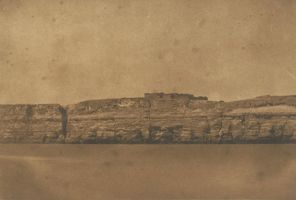Widok na Djebel-el-teir i klasztor koła pasowego, 1850 r. autorstwa Maxime Du Camp