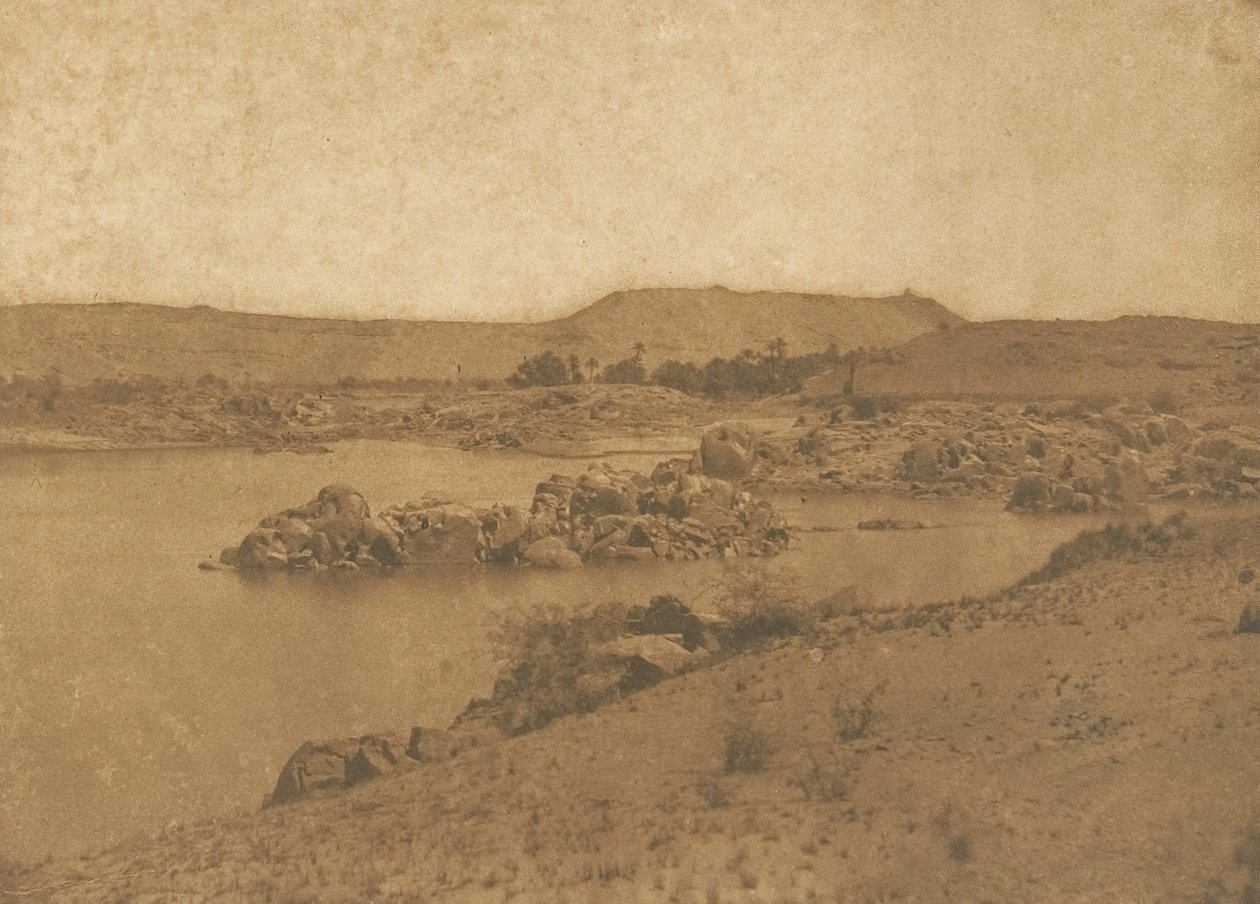 Widok pierwszej katarakty, zrobiony z zachodu, między Asuan i Philae, 1849-50. autorstwa Maxime Du Camp