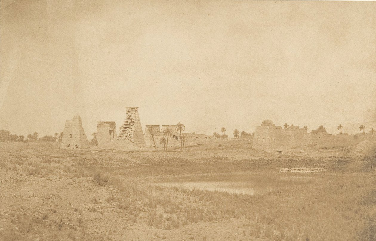 Widok na Propyleje Pałacu Karnac, zaczerpnięty z południowego wschodu, 1849-50. autorstwa Maxime Du Camp