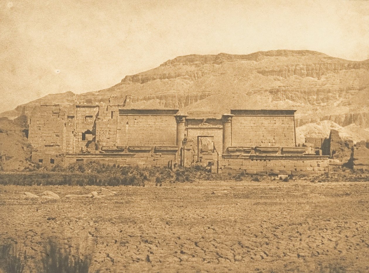 Widok ogólny Medinet Habu, zaczerpnięty z Teb Wschodnich, 1849-50. autorstwa Maxime Du Camp