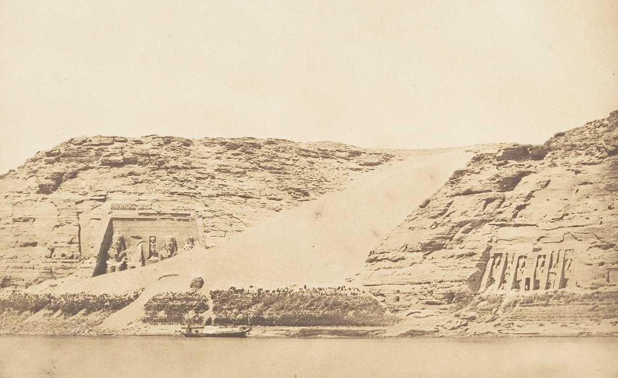 Ogólny widok Speos of Phré i Athor w Abousemblil, wzięty z wyspy, 29 marca 1850. autorstwa Maxime Du Camp