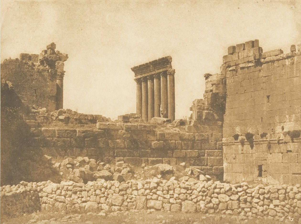 Widok ogólny ruin Baâlbek, wykonany od wschodu, wrzesień 1850 r. autorstwa Maxime Du Camp