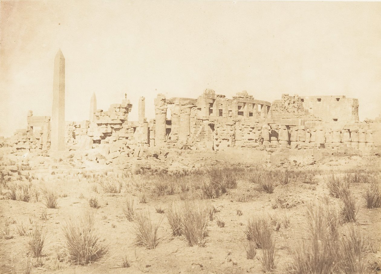 Widok ogólny ruin Pałacu w Karnacu, wykonany od północy, 1849-50. autorstwa Maxime Du Camp