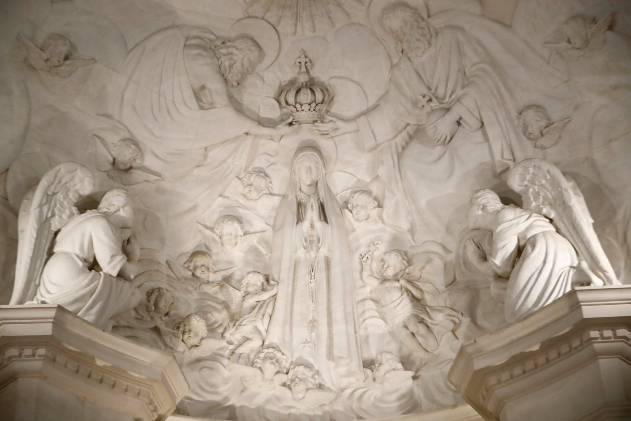 Sanktuarium w Fatimie. Wnętrze starej bazyliki fatimskiej. Koronacja Matki Boskiej. Portugalia. autorstwa Maximiano Alves