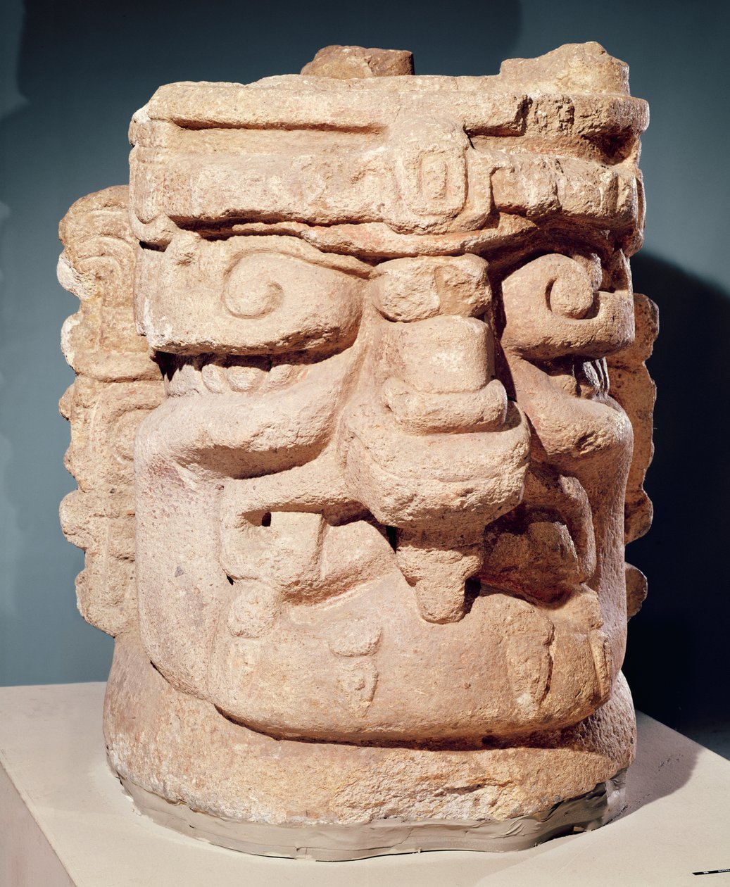 Głowa antropomorficzna, prawdopodobnie kadzielnica, ok. 1000-1500 (wapień) autorstwa Mayan
