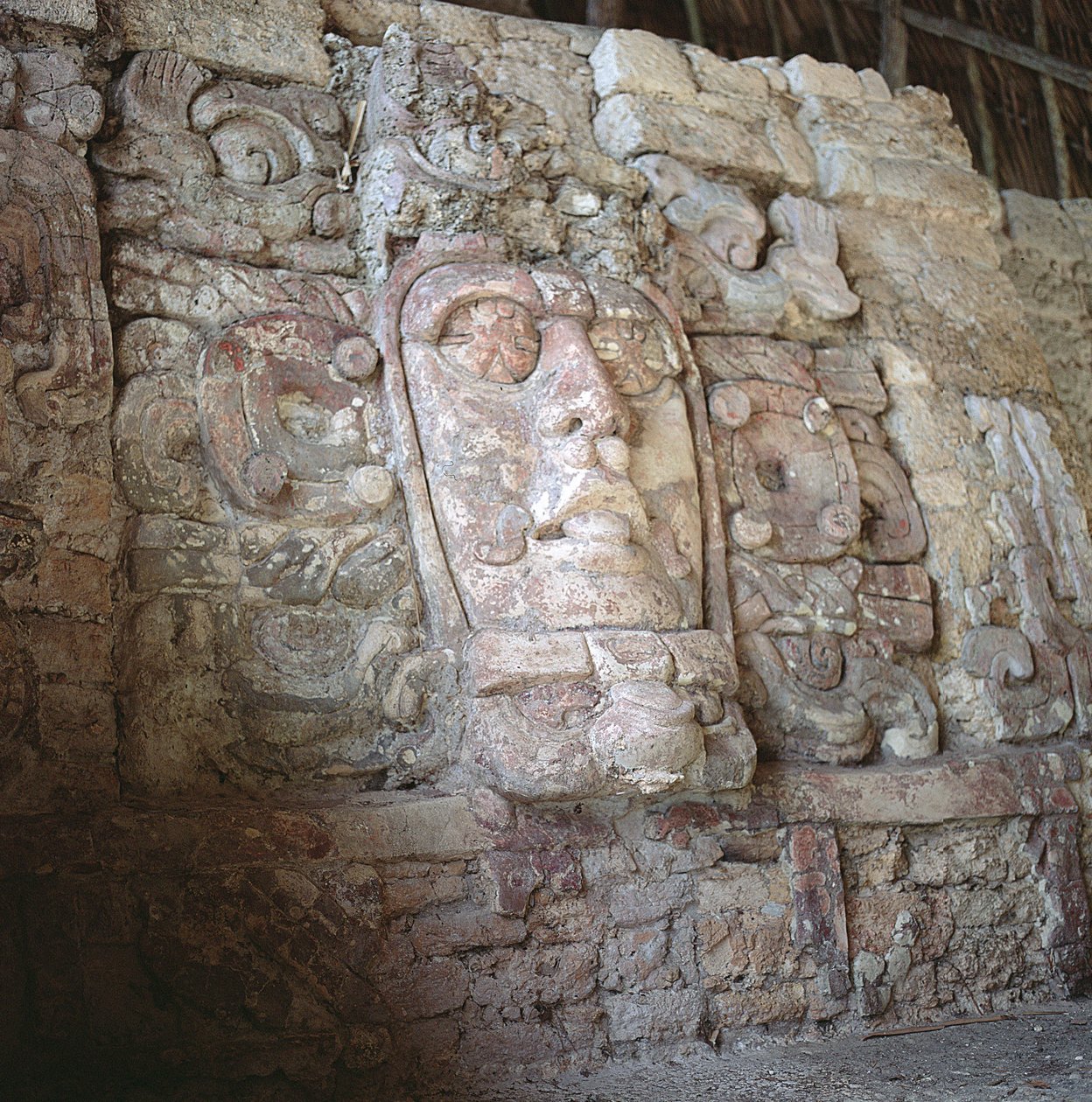 Maska architektoniczna, Świątynia Mascarones, Kohunlich, Półwysep Jukatan, Meksyk Okres wczesnej klasyki (300-600 ne) (kamień i sztukaterie) autorstwa Mayan