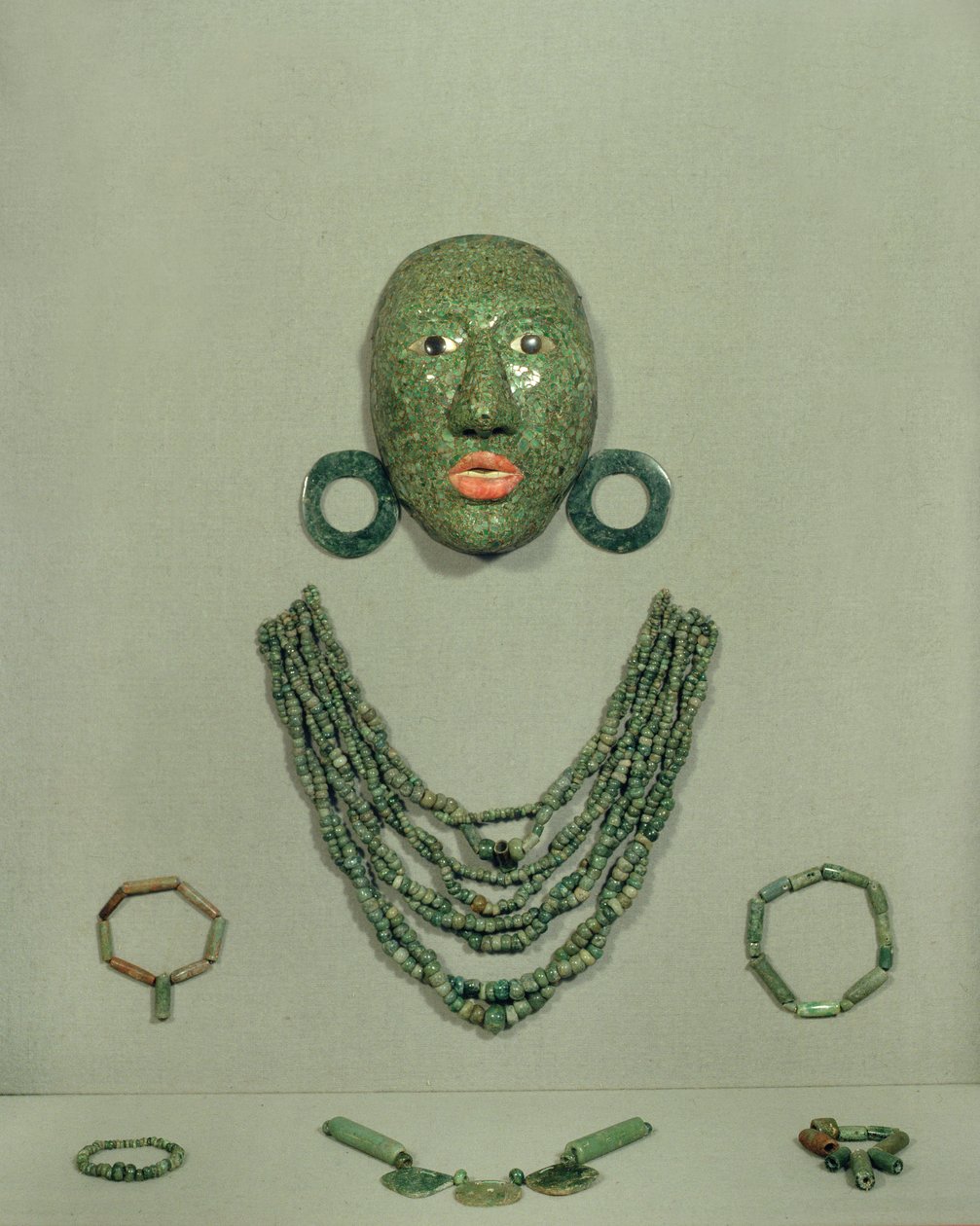 Maska pogrzebowa Calakmul z kołnierzem i kolczykami, Półwysep Jukatan, Meksyk Okres późnej klasyki (600-900 ne) (Jade) autorstwa Mayan