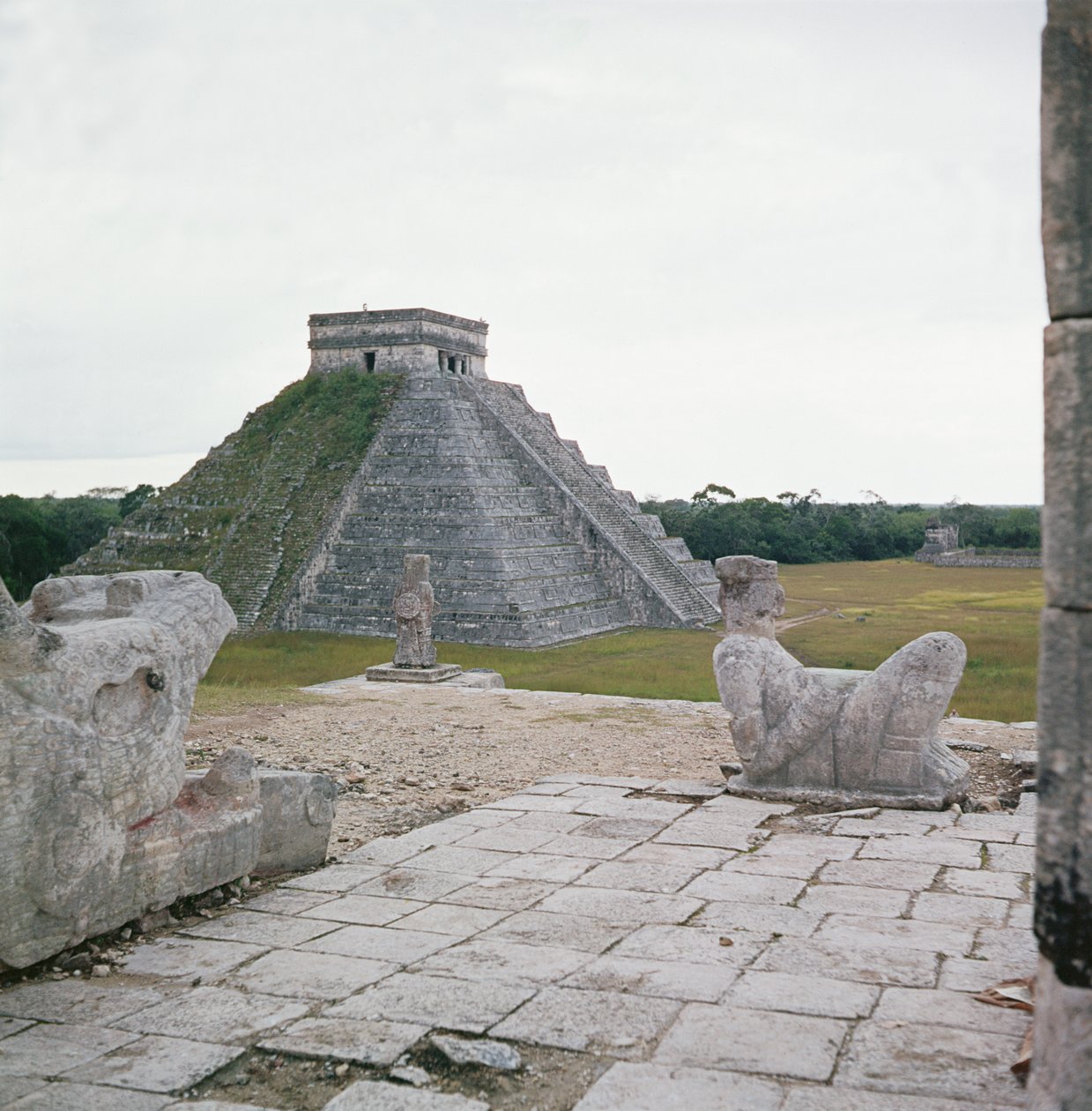 El Castillo, widok ze Świątyni Wojowników, ukazujący Chacmool autorstwa Mayan