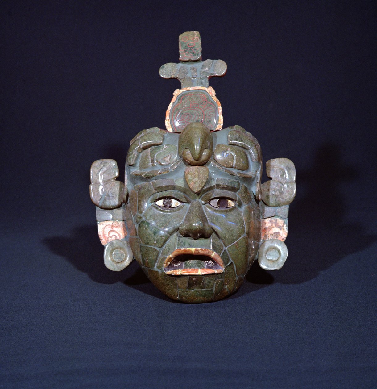 Maska pogrzebowa z Tikal, Peten, Gwatemala, Wczesny Okres Klasyczny (ok. 200-600 n.e.) (jadeit, macica perłowa i piryt) (zobacz również 238269) autorstwa Mayan