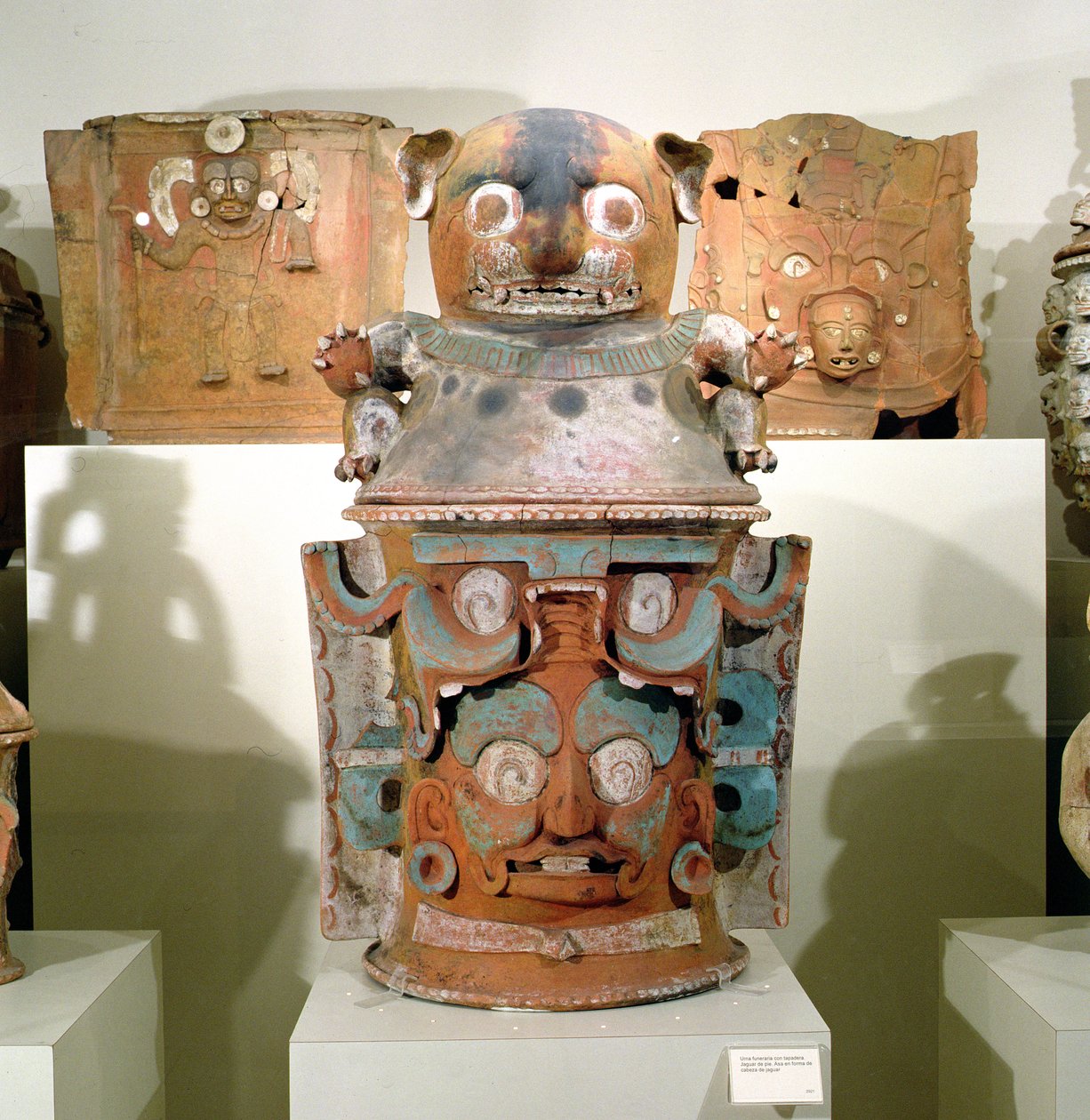Urna pogrzebowa Ixil z kocim wieczkiem, Nebaj, Gwatemala, ostatni okres klasyczny (900-1200) (ceramika polichromowana) (patrz również 310160) autorstwa Mayan