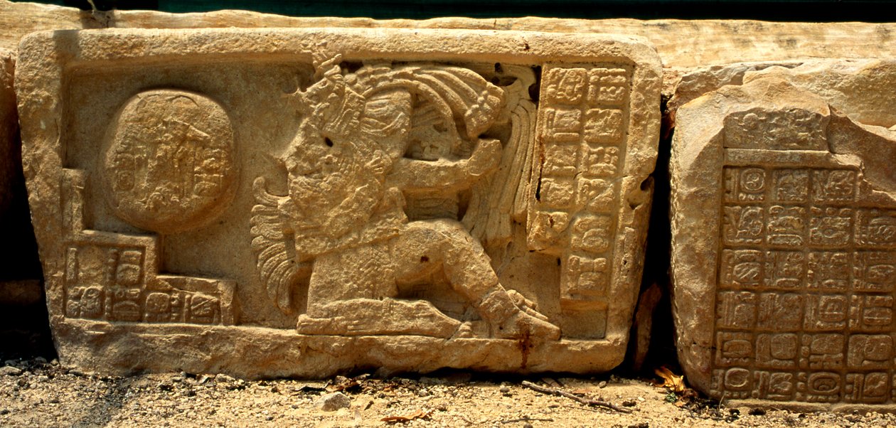 Płaskorzeźba przedstawiająca gracza grającego w piłkę, piłkę i glify opisujące, późny okres klasyczny (700-900 ne) autorstwa Mayan