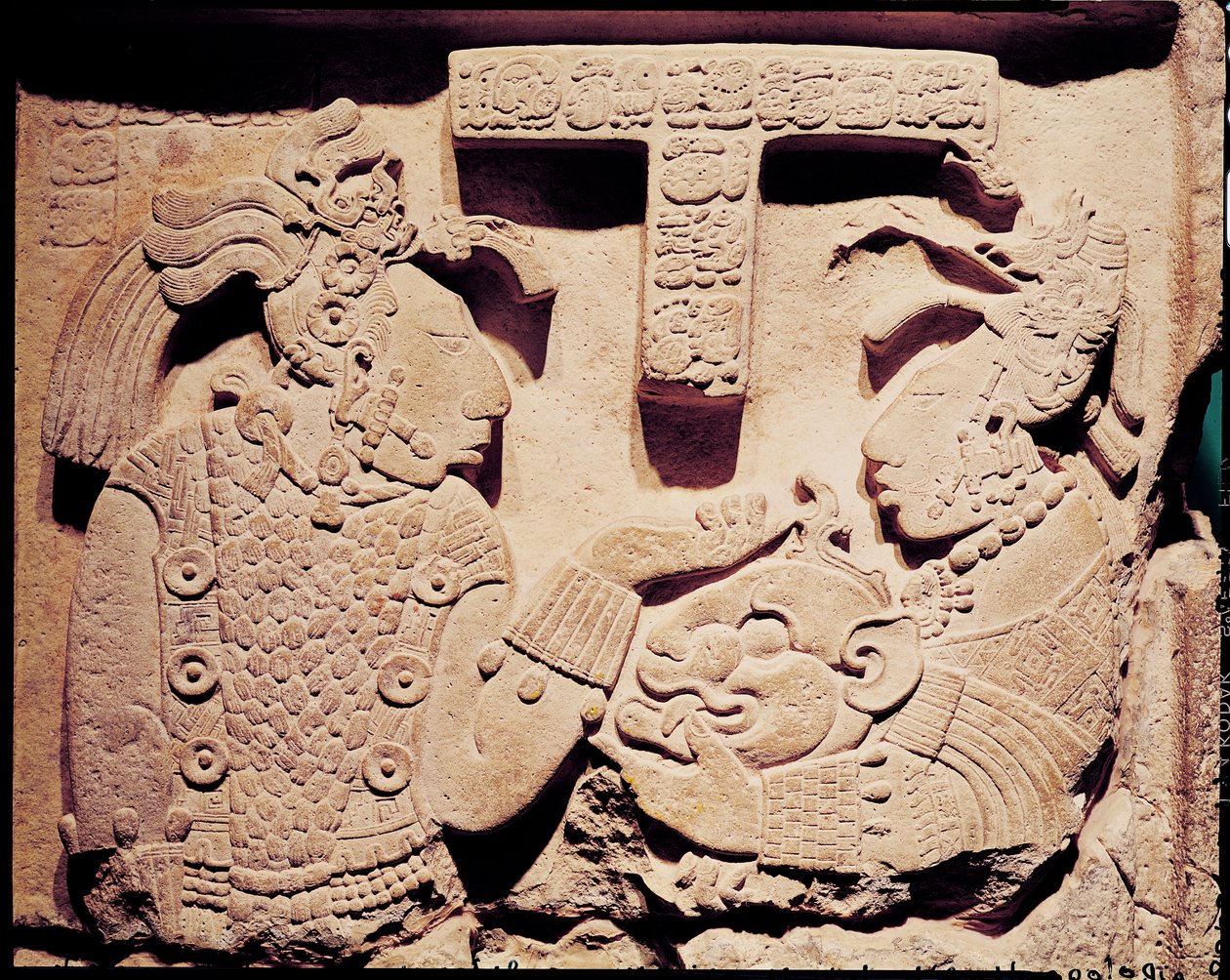 Stela przedstawiająca kobietę przedstawiającą księdzu maskę jaguara, z Yaxchilan autorstwa Mayan