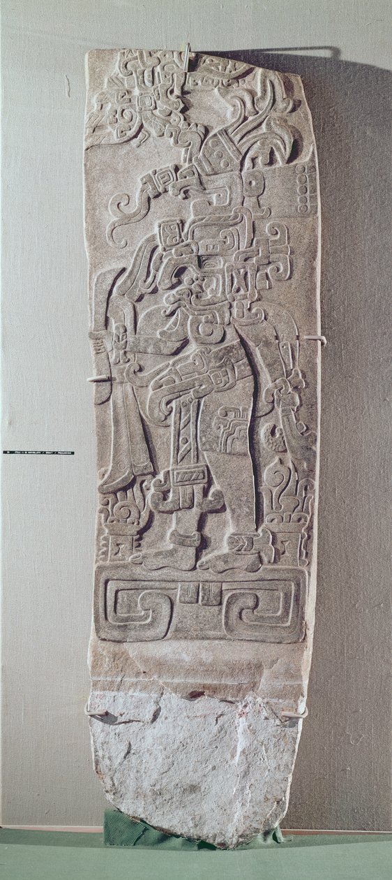 Stela II, prostokątna z płaskorzeźbą przedstawiającą postać stojącą na podeście, okres przedklasyczny, ok.1000 p.n.e.-250 n.e. (granit) autorstwa Mayan