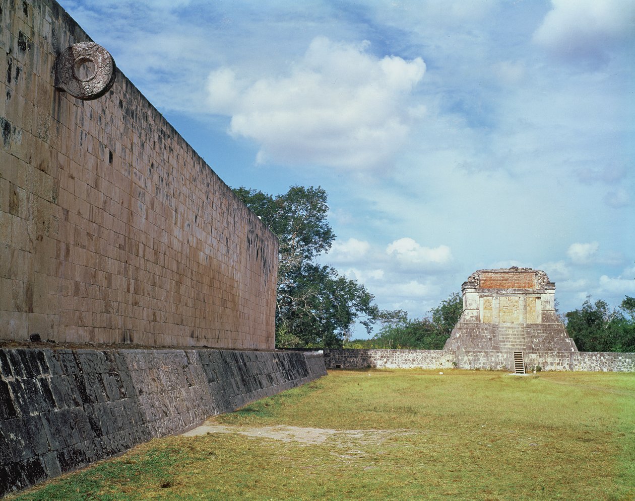 Ściana boiska balowego, ukończona prawdopodobnie we wczesnym okresie postklasycznym, ok. 900-1200 rne autorstwa Mayan