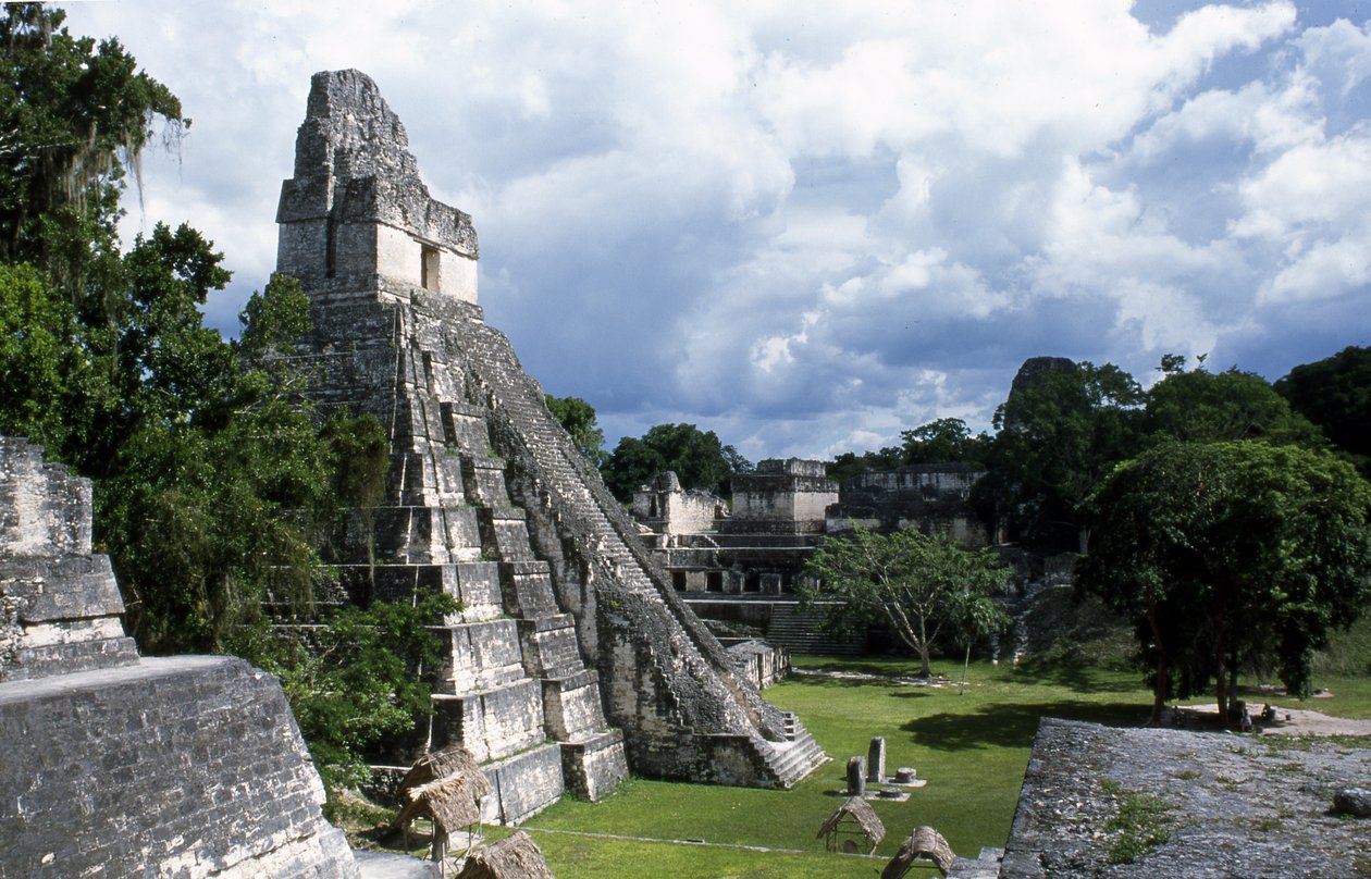 Widok świątyni Tikal 1, późny okres klasyczny 600-900 AD autorstwa Mayan