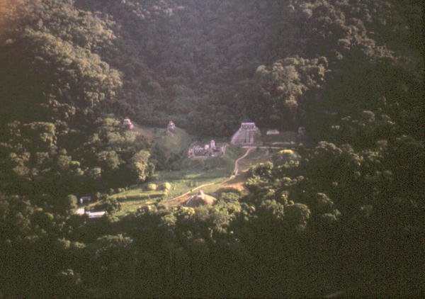 Widok z lotu ptaka na ruiny autorstwa Mayan