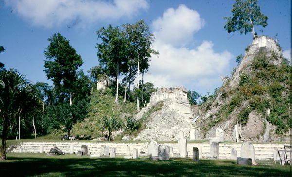 Dziedziniec ze stelą i kopcem świątynnym, ok. 100 p.n.e.-900 n.e. autorstwa Mayan