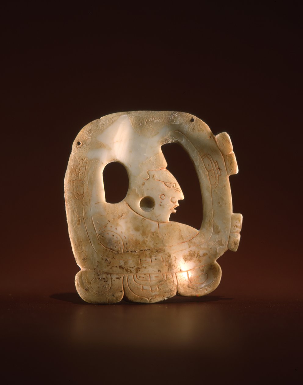 Wisiorek w kształcie glifu z bogiem Hunahpu (muszla) autorstwa Mayan