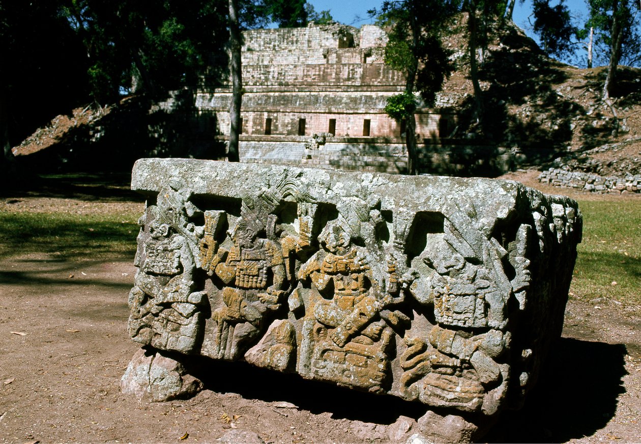 Ołtarz Q z koronacją króla wschodzącego słońca, 776 rne autorstwa Mayan