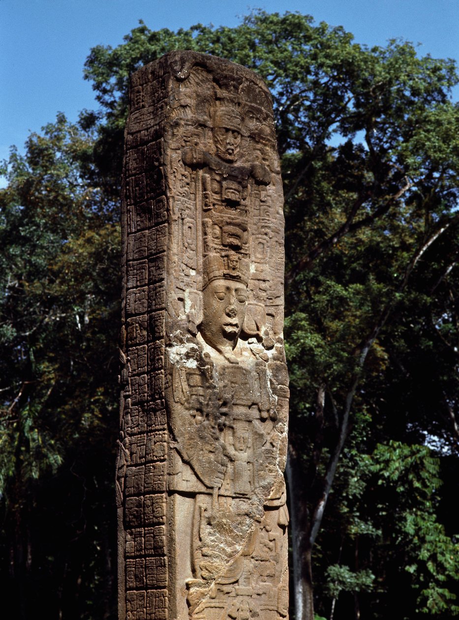 Szczegół steli E na wielkim kwadracie autorstwa Mayan