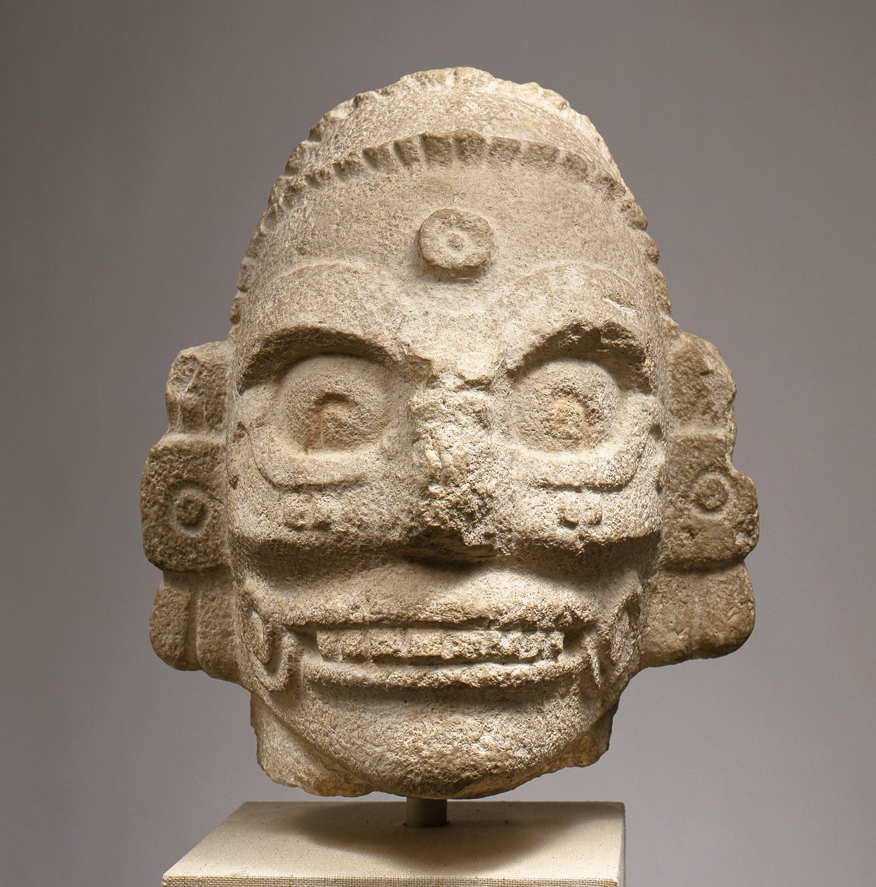 Głowa Boga Deszczu, ok. 1000 (skamieniały wapień) autorstwa Mayan
