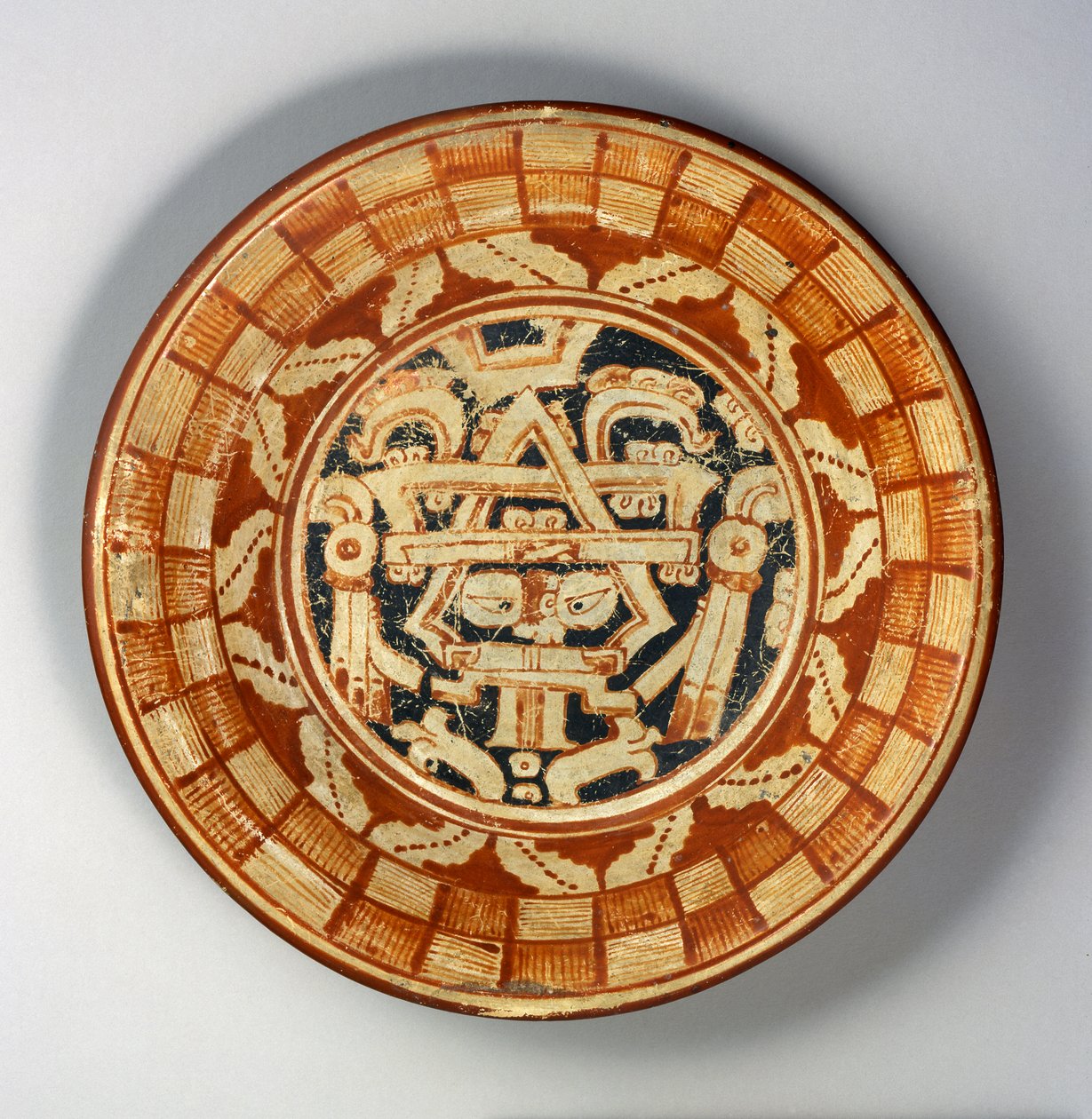 Talerz, ok.600-800 (ceramika z czerwoną, pomarańczową i czarną farbą poślizgową) autorstwa Mayan