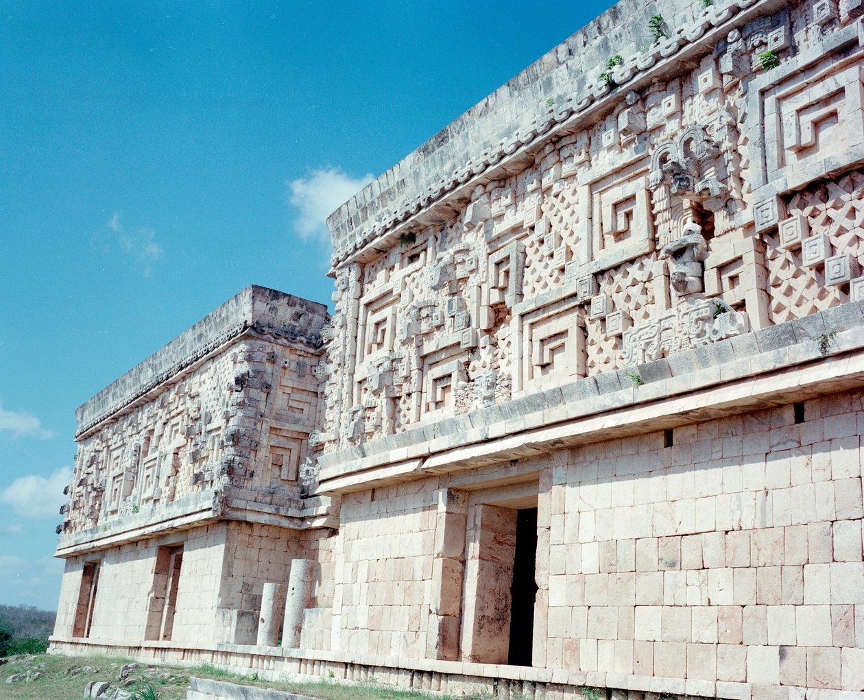 Cywilizacja przedkolumbijska: widok miejsca starożytnej stolicy Majów Uxmal, styl Puuc. Północny Jukatan 600-900 AD: piramida wróżbity. Meksyk autorstwa Mayan