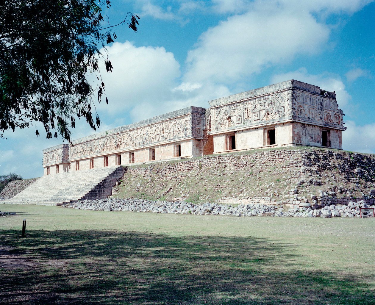 Cywilizacja przedkolumbijska: widok miejsca starożytnej stolicy Majów Uxmal, styl Puuc. Północny Jukatan 600-900 AD: piramida wróżbity. Meksyk autorstwa Mayan