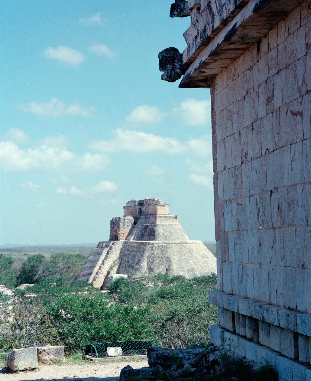 Cywilizacja przedkolumbijska: widok górnej świątyni na terenie starożytnej stolicy Majów Uxmal, styl Puuc. Północny Jukatan 600-900 AD. Meksyk autorstwa Mayan