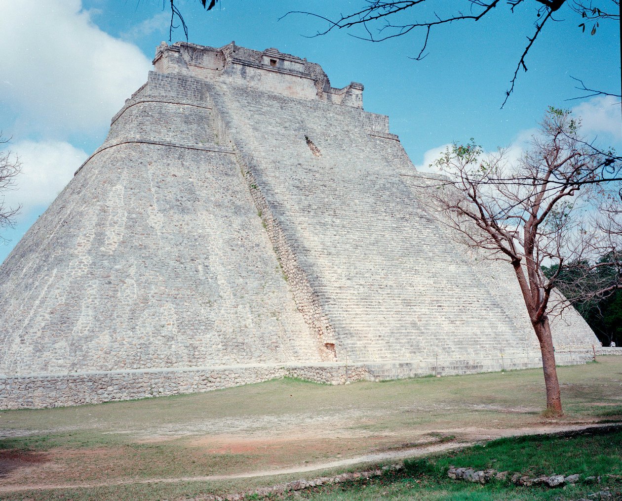 Cywilizacja przedkolumbijska: widok górnej świątyni na terenie starożytnej stolicy Majów Uxmal, styl Puuc. Północny Jukatan 600-900 AD. Meksyk autorstwa Mayan