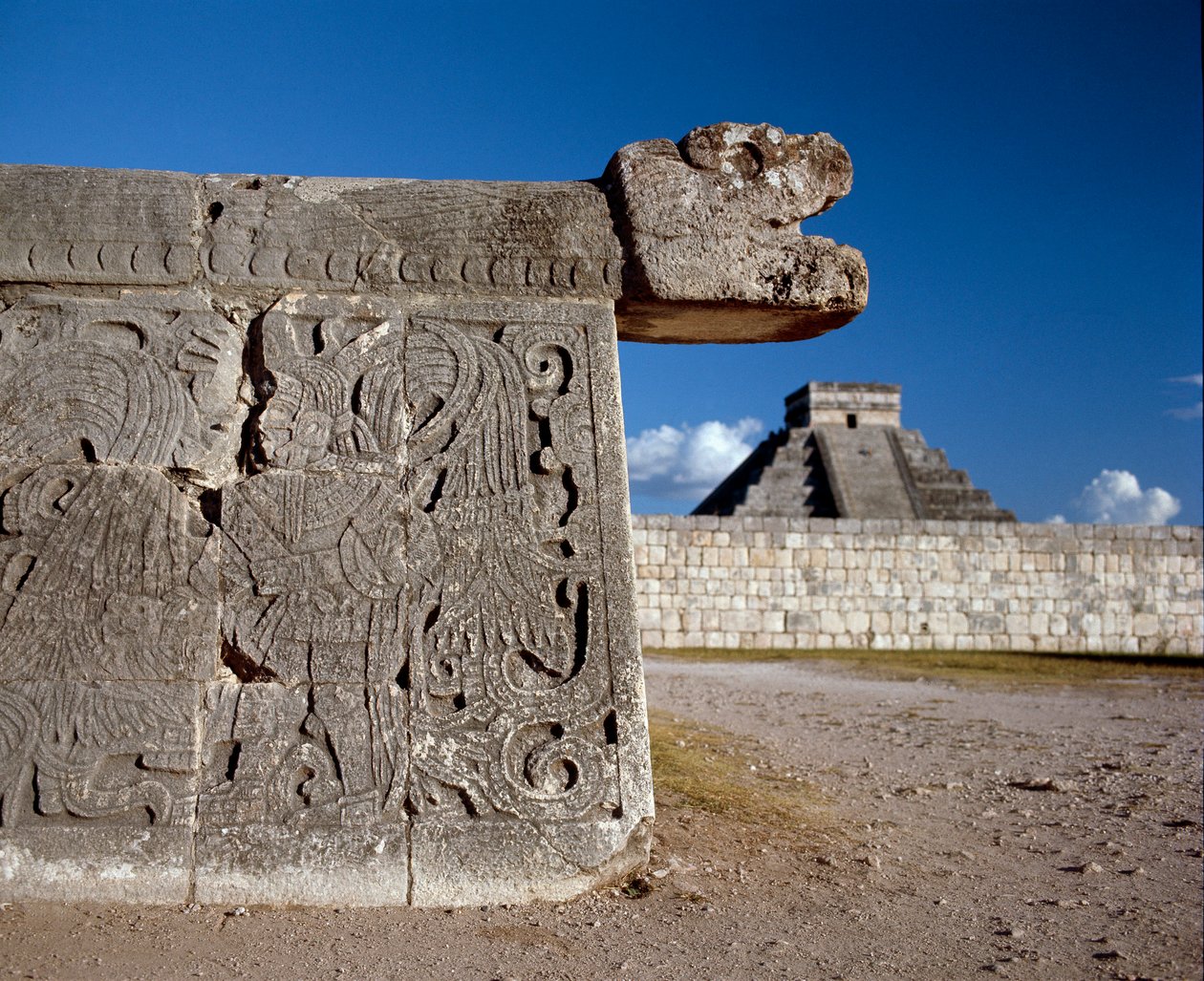 Wielki plac zabaw z piłeczkami, a w tle castillo, 750-1200 autorstwa Mayan
