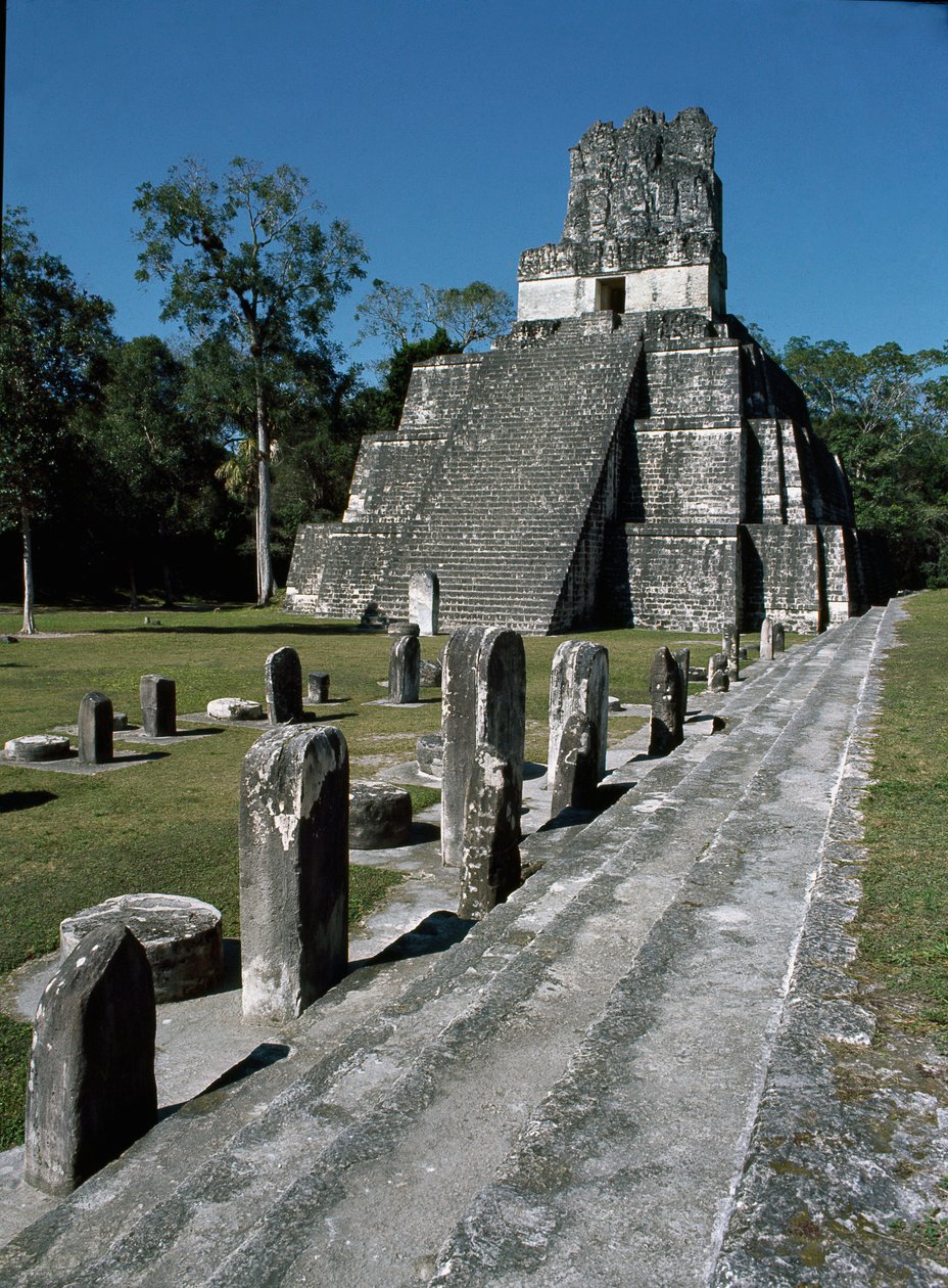 Widok świątyni II lub świątyni masek Tikal, VII-VIII wiek autorstwa Mayan
