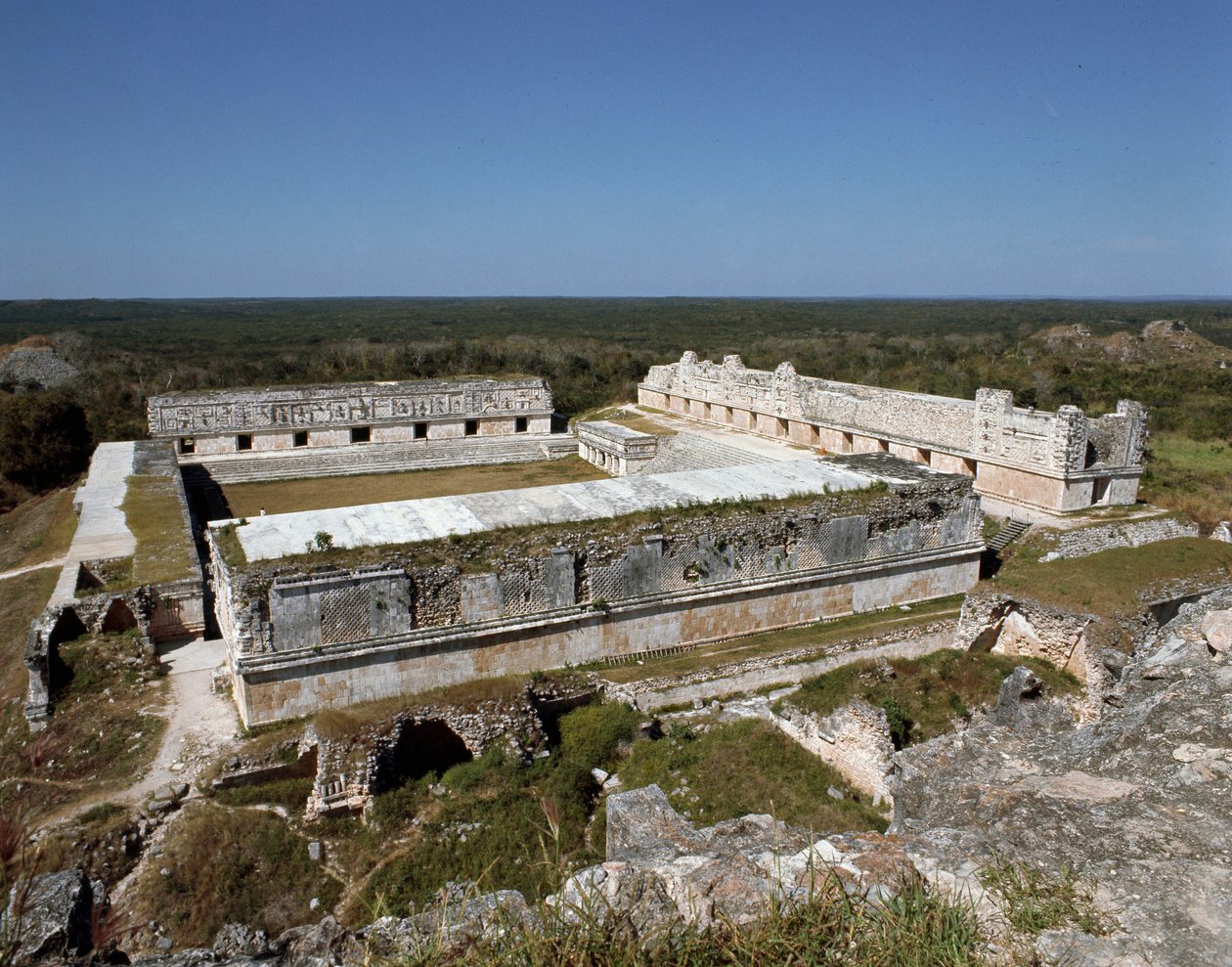 Widok na czworobok klasztorny, IX-X w. autorstwa Mayan