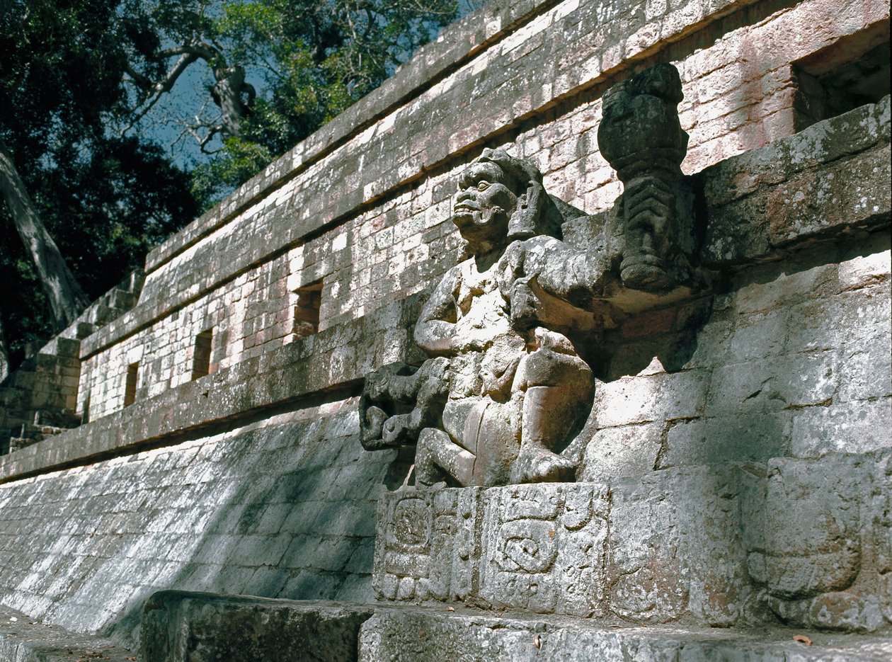 Widok na mur Akropolu z rzeźbami władców Copan, okres klasyczny VII-VIII w. autorstwa Mayan