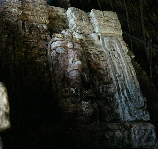 Maska architektoniczna, Świątynia Mascarones, Kohunlich, Półwysep Jukatan, Meksyk, okres wczesnoklasyczny (300-600 ne) (kamień i sztukaterie) autorstwa Mayan Mayan