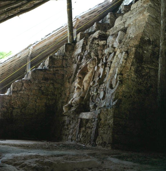 Maska architektoniczna, Świątynia Mascarones, Kohunlich, Półwysep Jukatan, Meksyk Okres wczesnego klasyku (300-600 ne) (stiuk i kamień) autorstwa Mayan Mayan