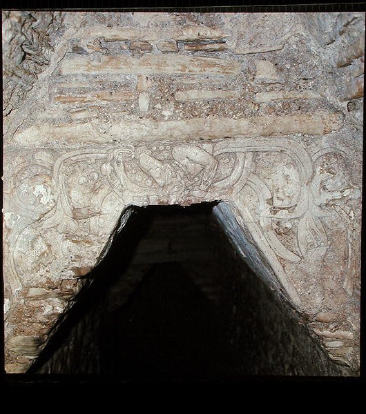 Rzeźba z podziemi Pałacu, Maja Późno Klasyczna (zdjęcie) autorstwa Mayan Mayan