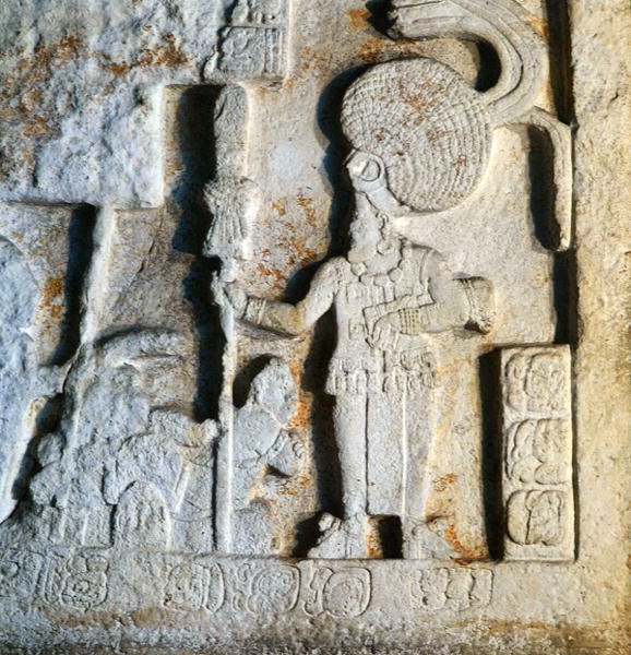 Fragment nadproża IV przedstawiający daninę płaconą przez zwyciężonych, z Piedras Negras, Usumacinta, Gwatemala, późny okres klasyczny (600-900) (kamień) autorstwa Mayan Mayan