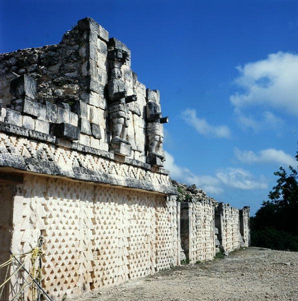 Fragment tylnej fasady Pałacu Masek, późny okres klasyczny (600-900 ne) (zdjęcie) (patrz także 238296) autorstwa Mayan Mayan