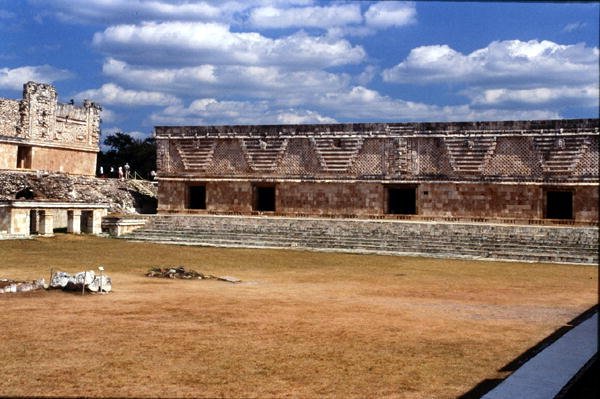 Wschodni budynek czworoboku klasztornego, późnoklasycystyczni Majowie, ok. 700-900 rne (zdjęcie) autorstwa Mayan Mayan