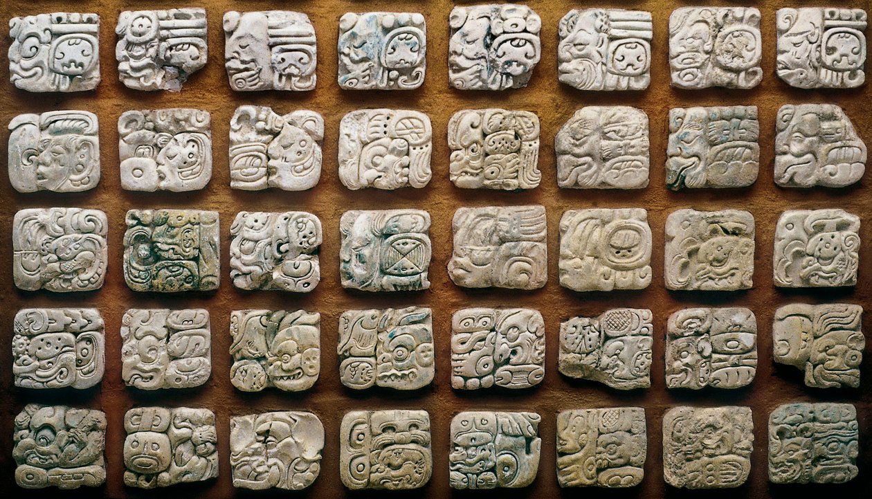 Kalendarz Majów (320-1697) złożony z różnych glifów (grawerowanych kamieni) autorstwa Mayan Mayan