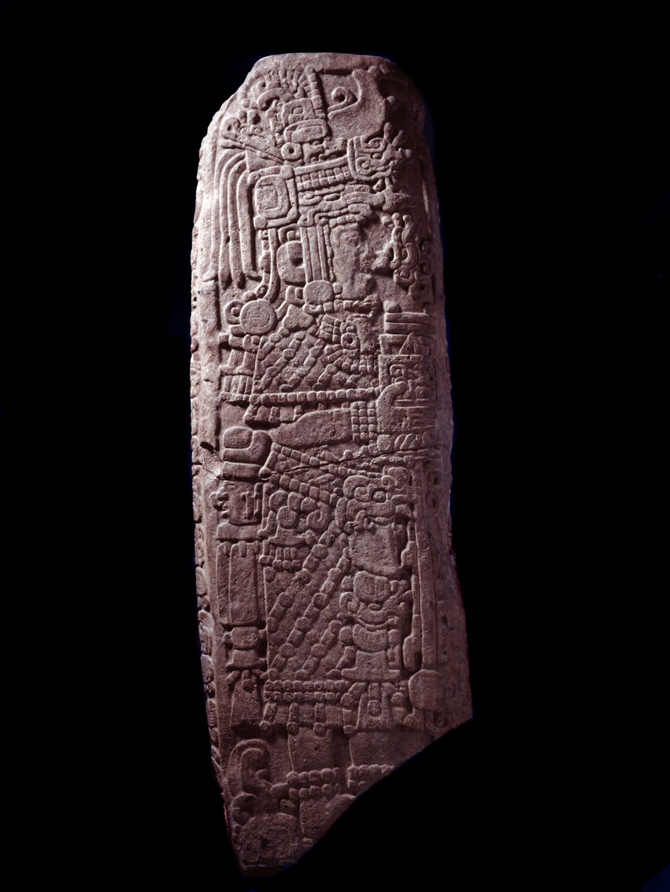 Sztuka przedkolumbijska, cywilizacja Majów, początkowy okres klasyczny: kamienna stela 5 z El Zapote, Peten, Gwatemala. Słońce. h. 127 cm Gwatemala, Museo Nazionale di Archeologia e Etnologia - sztuka prekolumbijska, cywilizacja Majów, okres klasyczny (ok. autorstwa Mayan Mayan
