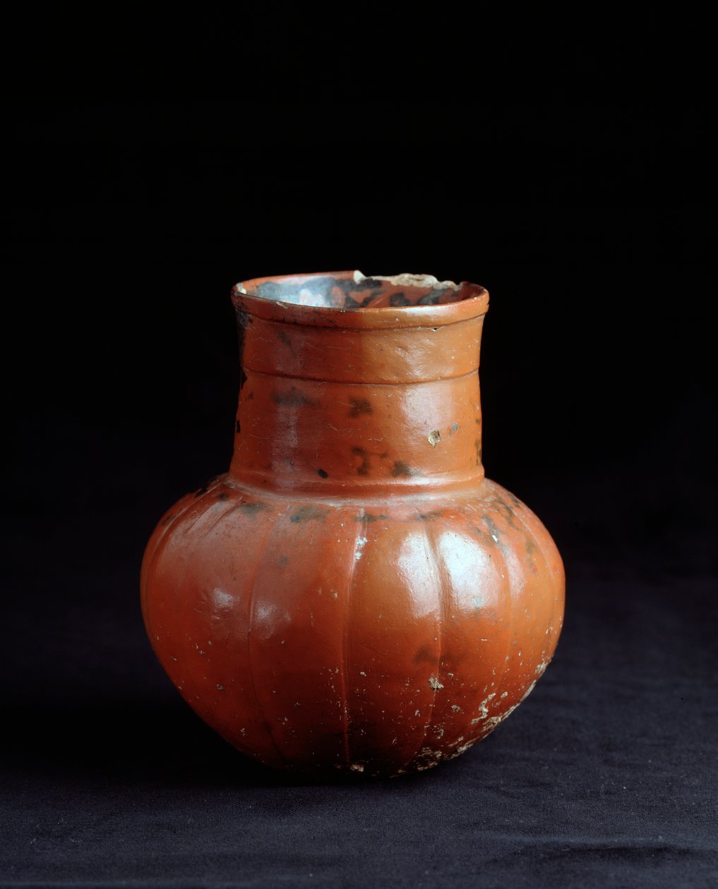 Sztuka prekolumbijska, cywilizacja Majów, okres postklasyczny: gliniany dzban. Z Los Cerritos, Chicaj, Quiche, Gwatemali Sun. h. 17,5 x średnica. 9 cm Gwatemala, Narodowe Muzeum Archeologii i Etnologii autorstwa Mayan Mayan