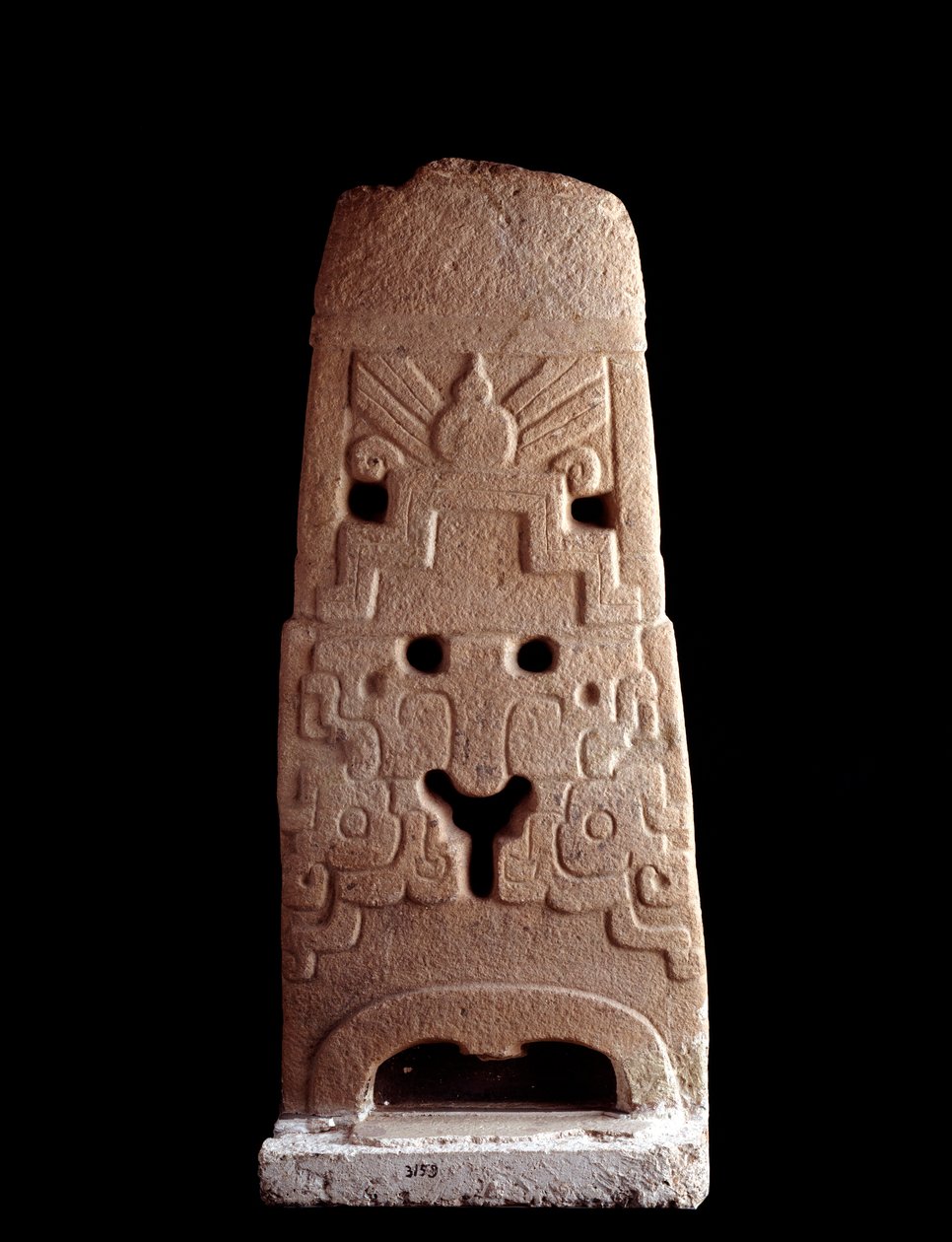 Sztuka przedkolumbijska, cywilizacja Majów, okres przedklasyczny: kamienna stela decoree stylistycznej maski bóstwa. 600-1100 AD z Saca Tepequez, Gwatemala. Ciemny. wysoki. 103 cm Miasto Gwatemala, Museo Nazionale di Archeologia e Etnologia autorstwa Mayan Mayan