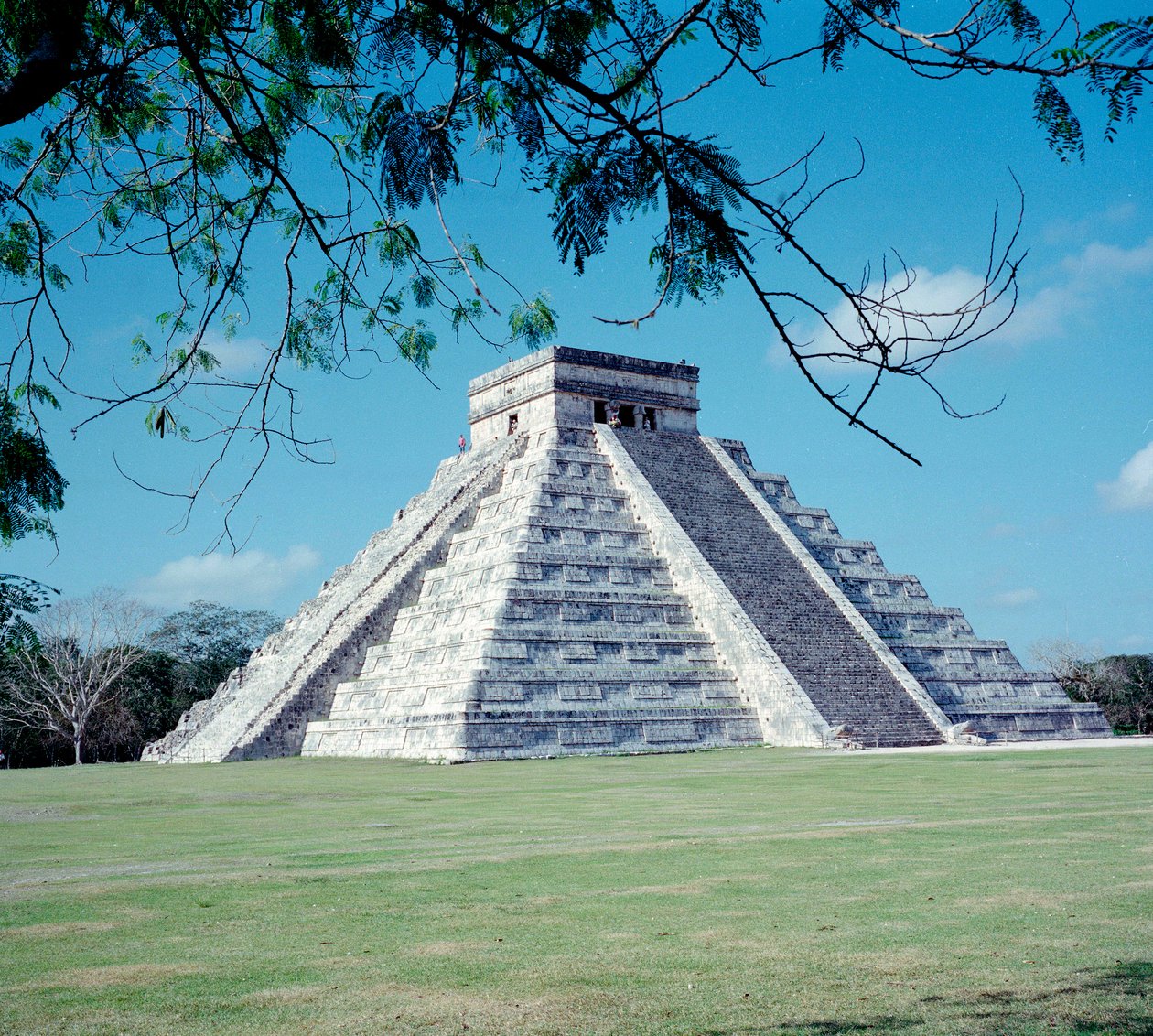 Cywilizacja przedkolumbijska: widok miejsca Chichen Itza w regionie Jukatan. Cywilizacja Majów, okres klasyczny i renesans Majów, 750-1200 AD. Meksyk autorstwa Mayan Mayan