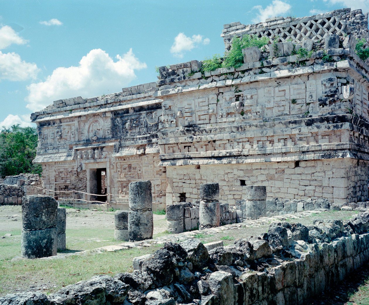 Cywilizacja przedkolumbijska: widok miejsca Chichen Itza w regionie Jukatan. Cywilizacja Majów, okres klasyczny i renesans Majów, 750-1200 AD. Meksyk autorstwa Mayan Mayan