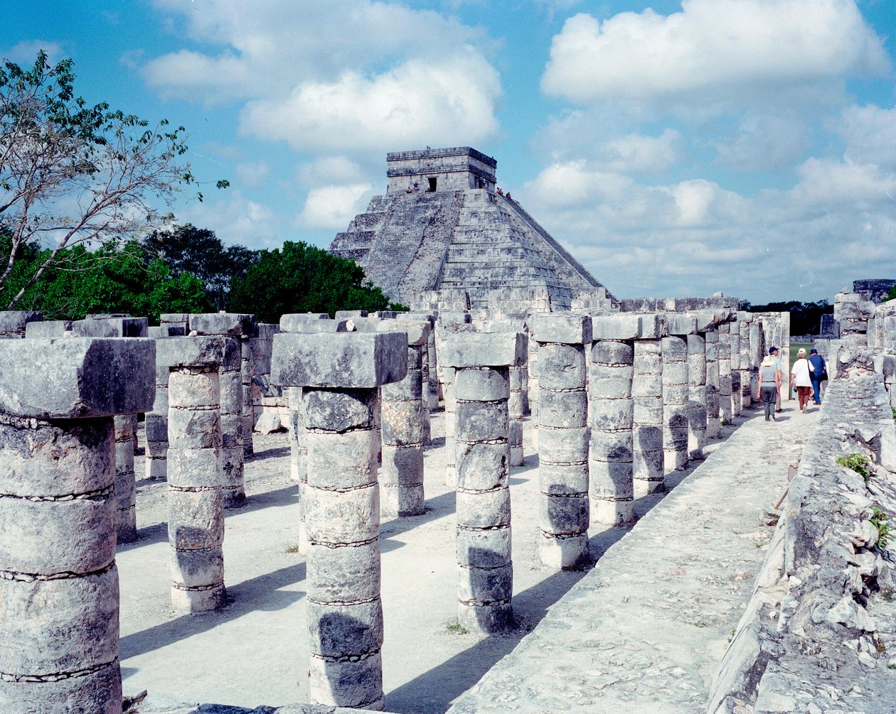 Cywilizacja przedkolumbijska: widok miejsca Chichen Itza w regionie Jukatan. Cywilizacja Majów, okres klasyczny i renesans Majów, 750-1200 AD. Meksyk autorstwa Mayan Mayan