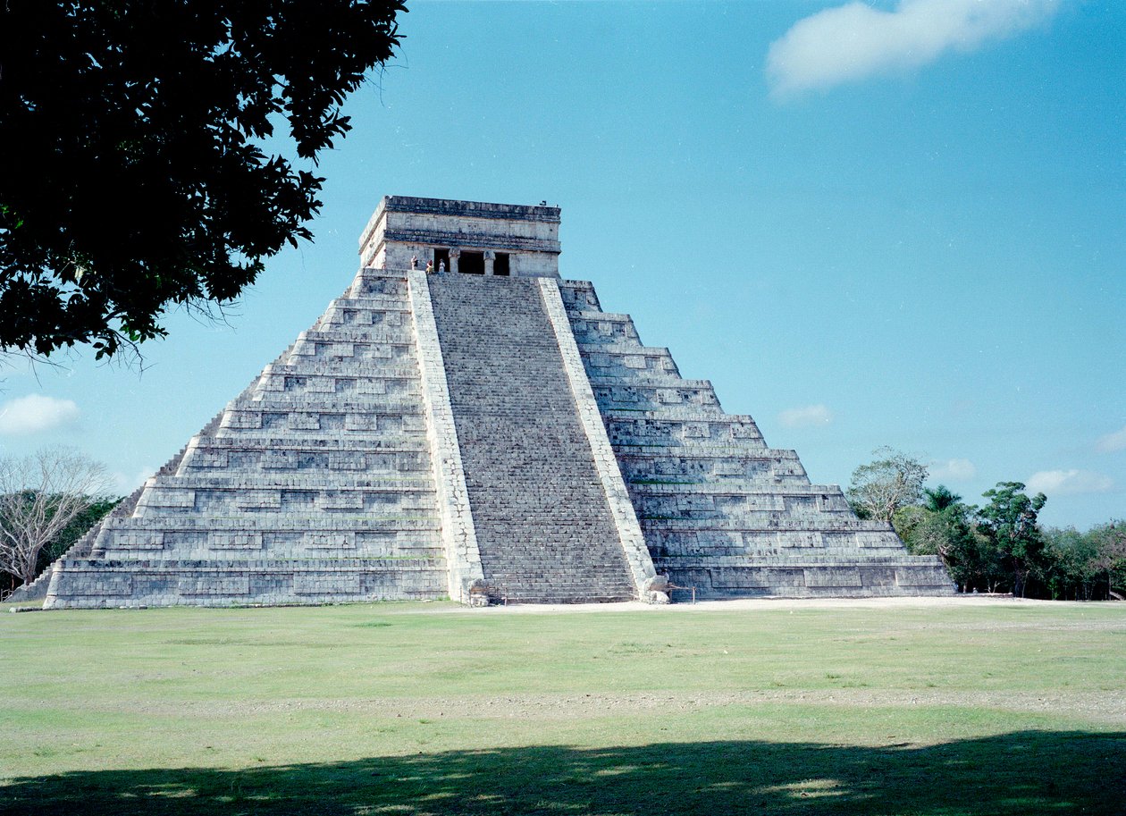 Cywilizacja przedkolumbijska: widok miejsca Chichen Itza w regionie Jukatan. Cywilizacja Majów, okres klasyczny i renesans Majów, 750-1200 AD. Meksyk autorstwa Mayan Mayan